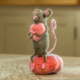 Ratón Sentado Abrazando un Corazón